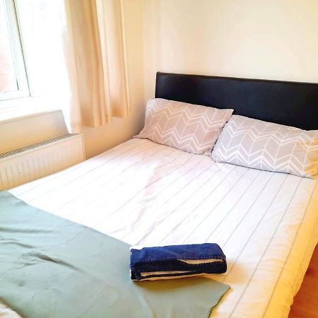6 Bed House 3 Bathrooms Good Transport Links To London, Free Parking Kültér fotó