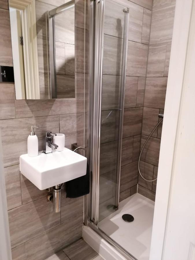 6 Bed House 3 Bathrooms Good Transport Links To London, Free Parking Kültér fotó