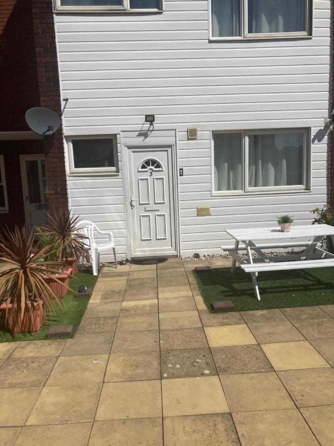 6 Bed House 3 Bathrooms Good Transport Links To London, Free Parking Kültér fotó
