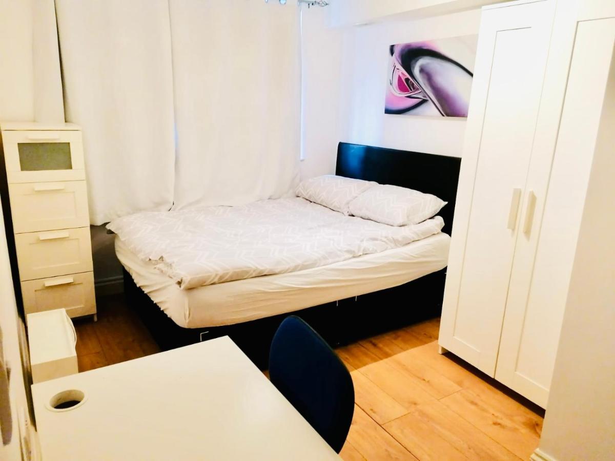 6 Bed House 3 Bathrooms Good Transport Links To London, Free Parking Kültér fotó