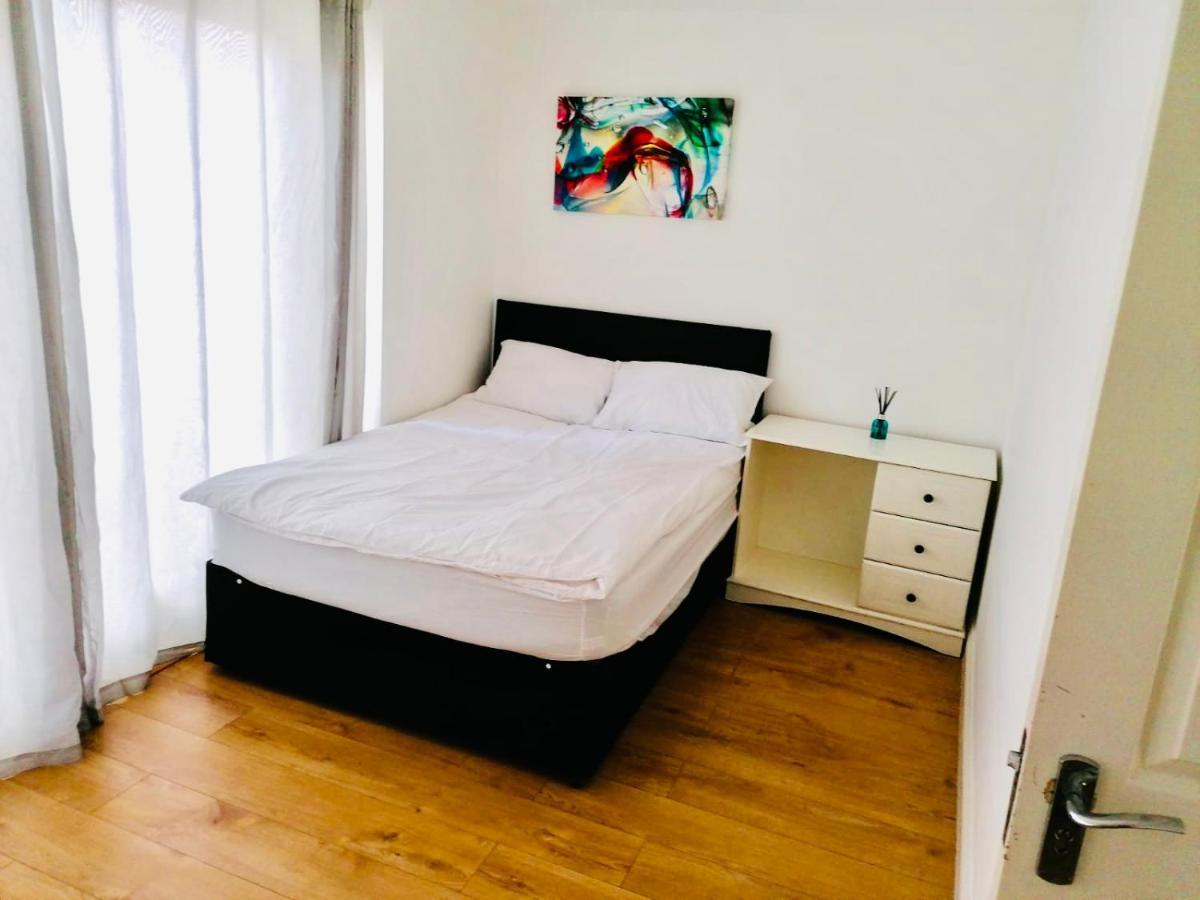 6 Bed House 3 Bathrooms Good Transport Links To London, Free Parking Kültér fotó