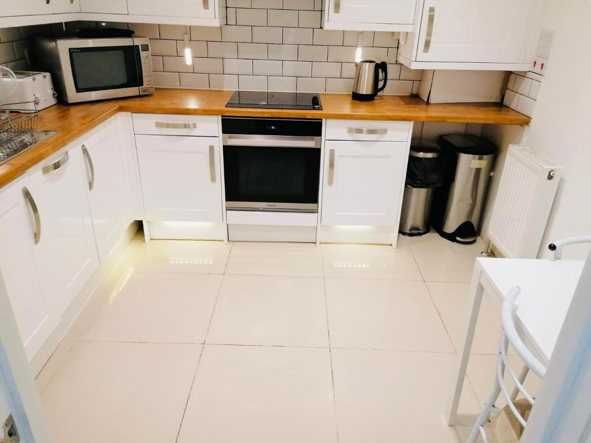 6 Bed House 3 Bathrooms Good Transport Links To London, Free Parking Kültér fotó