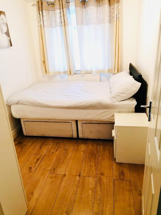 6 Bed House 3 Bathrooms Good Transport Links To London, Free Parking Kültér fotó