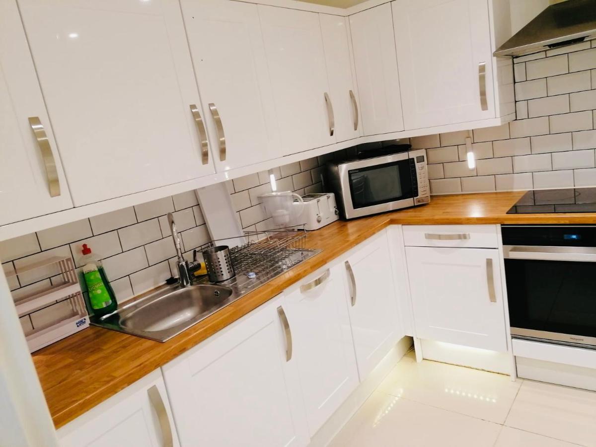 6 Bed House 3 Bathrooms Good Transport Links To London, Free Parking Kültér fotó
