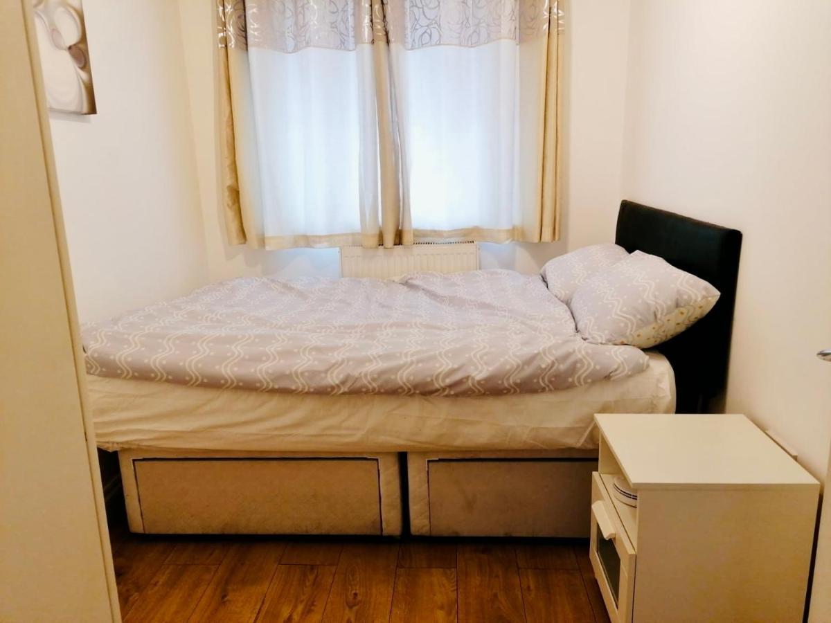 6 Bed House 3 Bathrooms Good Transport Links To London, Free Parking Kültér fotó