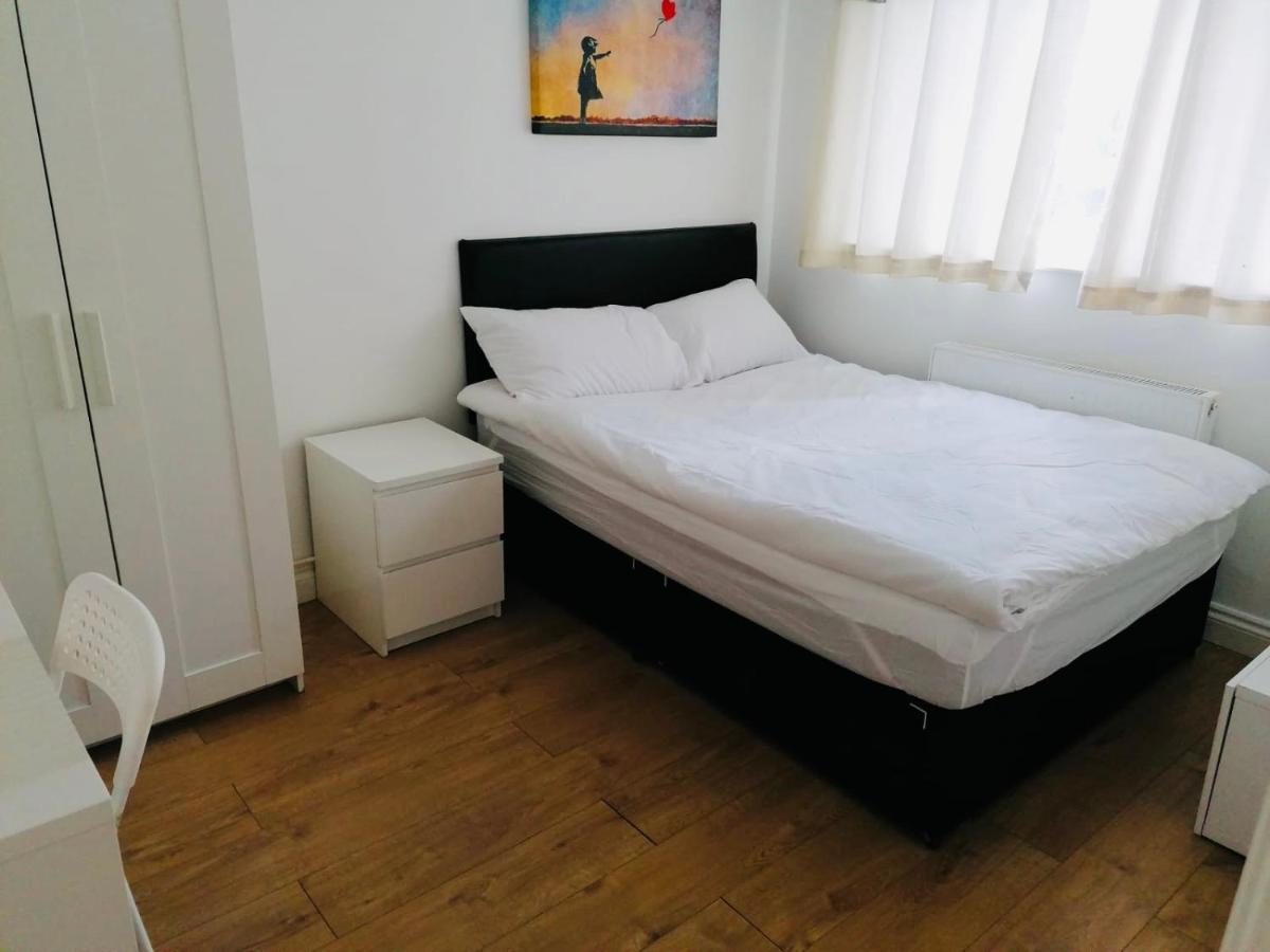 6 Bed House 3 Bathrooms Good Transport Links To London, Free Parking Kültér fotó