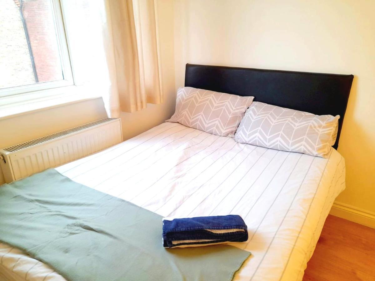 6 Bed House 3 Bathrooms Good Transport Links To London, Free Parking Kültér fotó