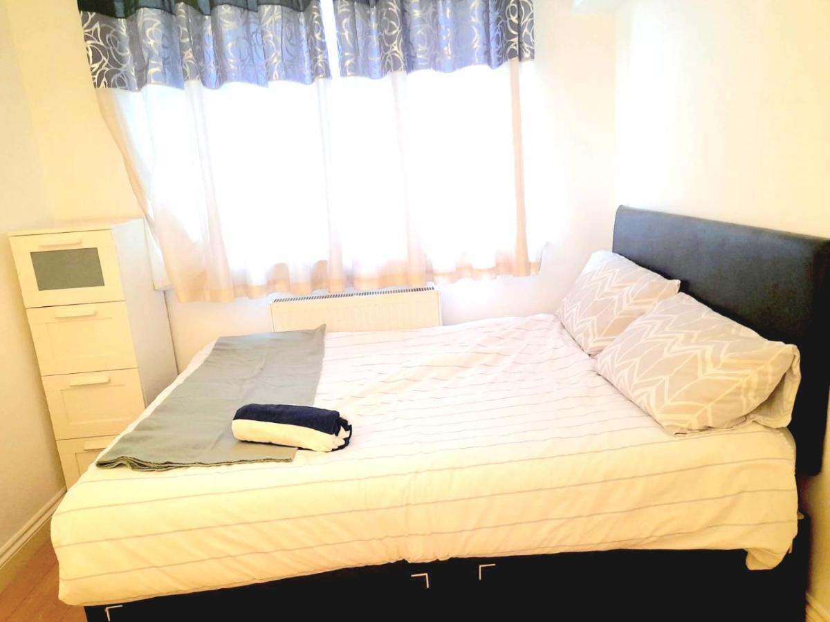 6 Bed House 3 Bathrooms Good Transport Links To London, Free Parking Kültér fotó