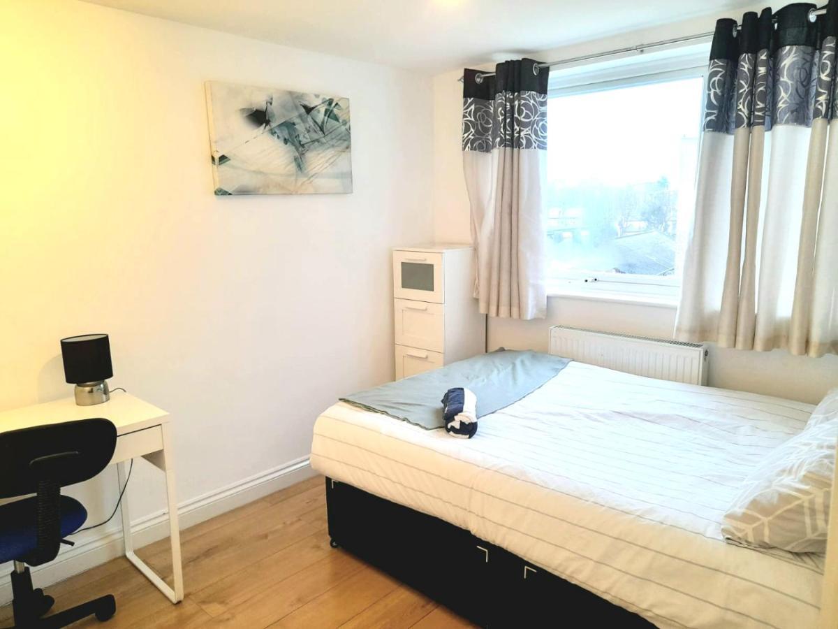 6 Bed House 3 Bathrooms Good Transport Links To London, Free Parking Kültér fotó