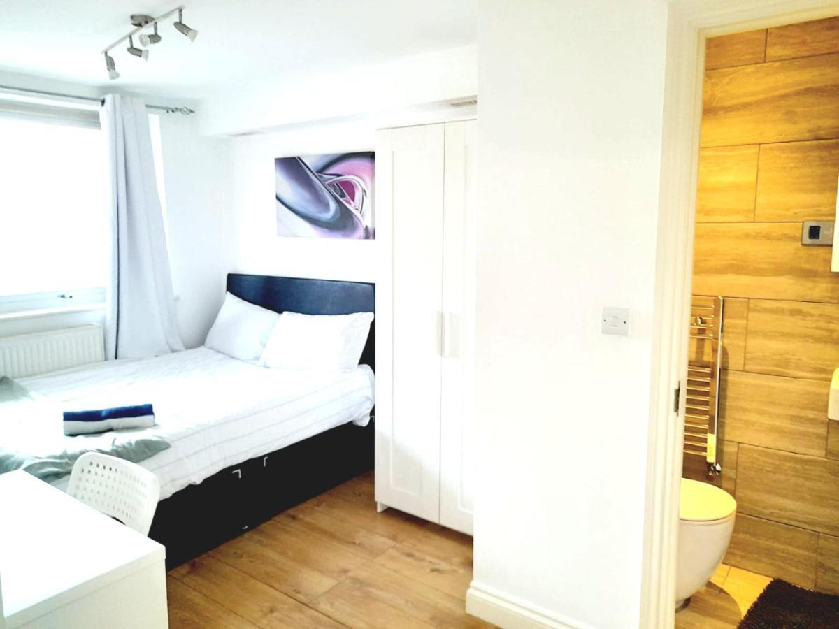 6 Bed House 3 Bathrooms Good Transport Links To London, Free Parking Kültér fotó